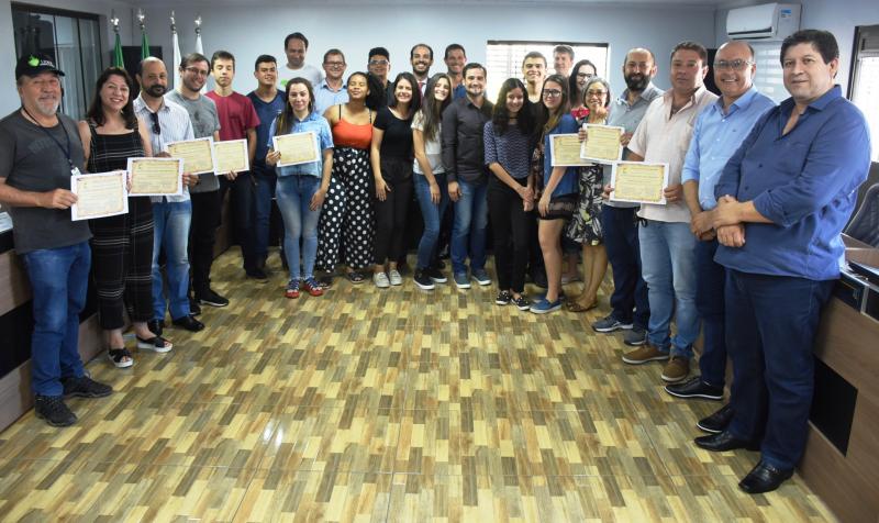 No encerramento, Parlamento Jovem entrega Moções de Congratulações